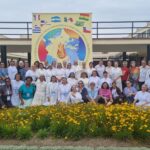 religiosas dominicas junto al cartel de la asamblea codalc 2023