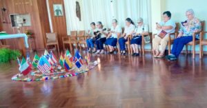 mujeres sentadas junto a banderas de países 
